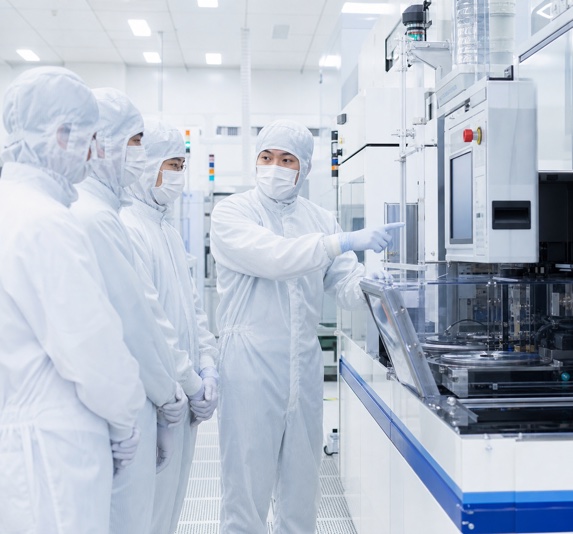 半導体製造装置を使った実機研修の様子
